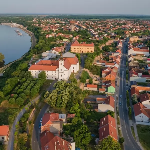 Vukovarski vodotoranj (u daljini)