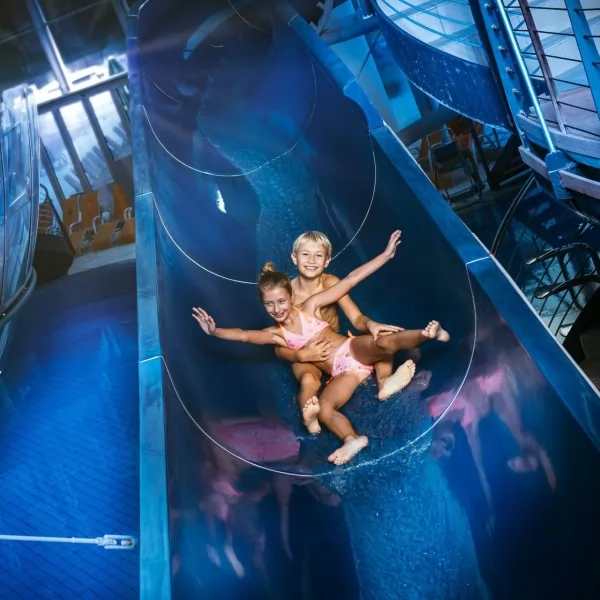 Unutrašnji bazen s toboganom