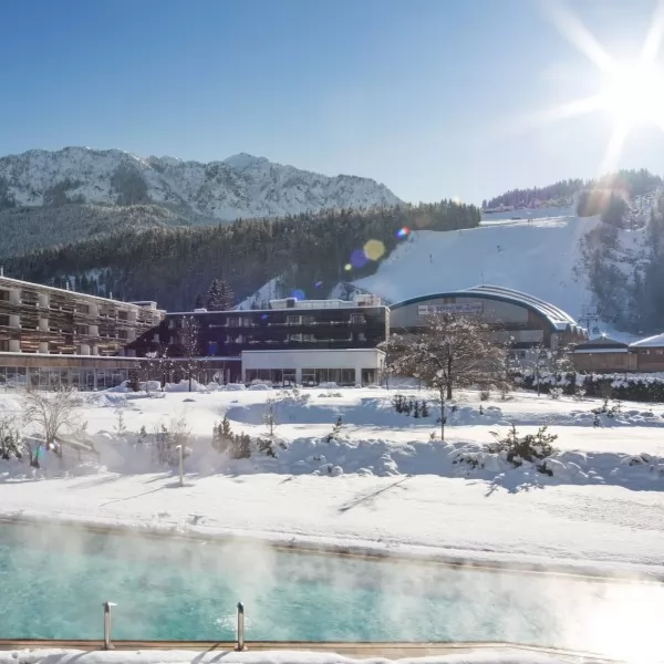 Falkensteiner Hotel & Spa Carinzia sa skijalištem u pozadini