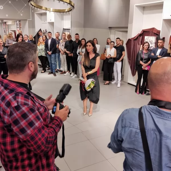 Prof. Iva Piglić na otvorenju izložbe