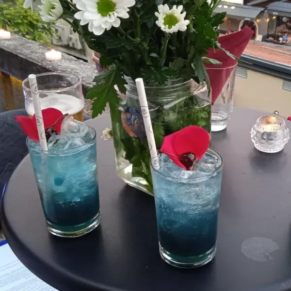 Kokteli na predstavljaju Avon parfema