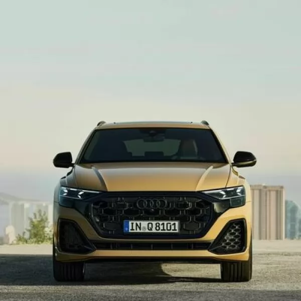 Audi Q8 u boji: Sahkir zlatna