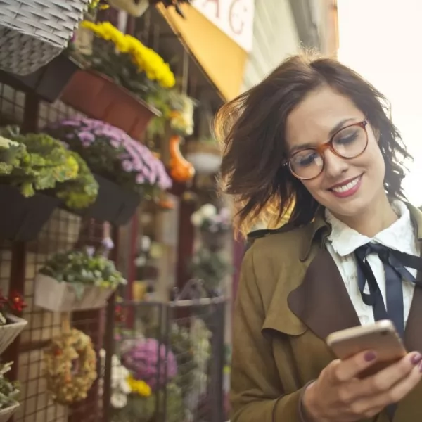 Devojka šalje poruke, izvor: Pexels