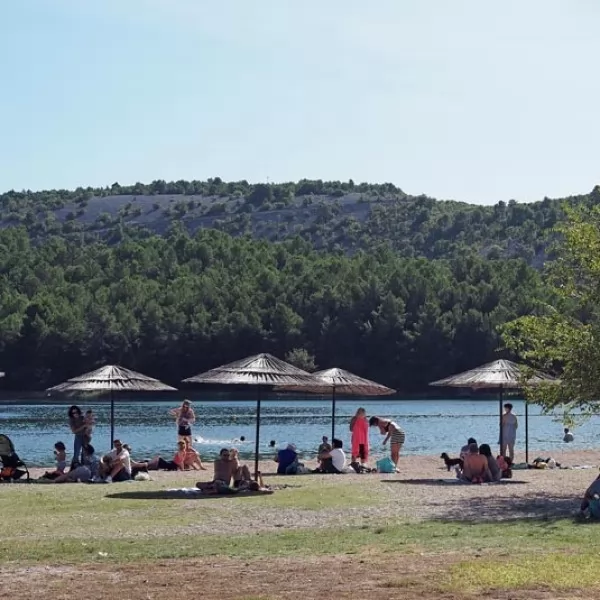Uživanje na riječnoj plaži