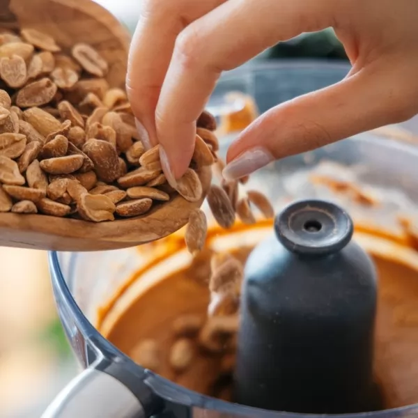 Usitnjavanje kikirikija za proteinske čoko štapiće